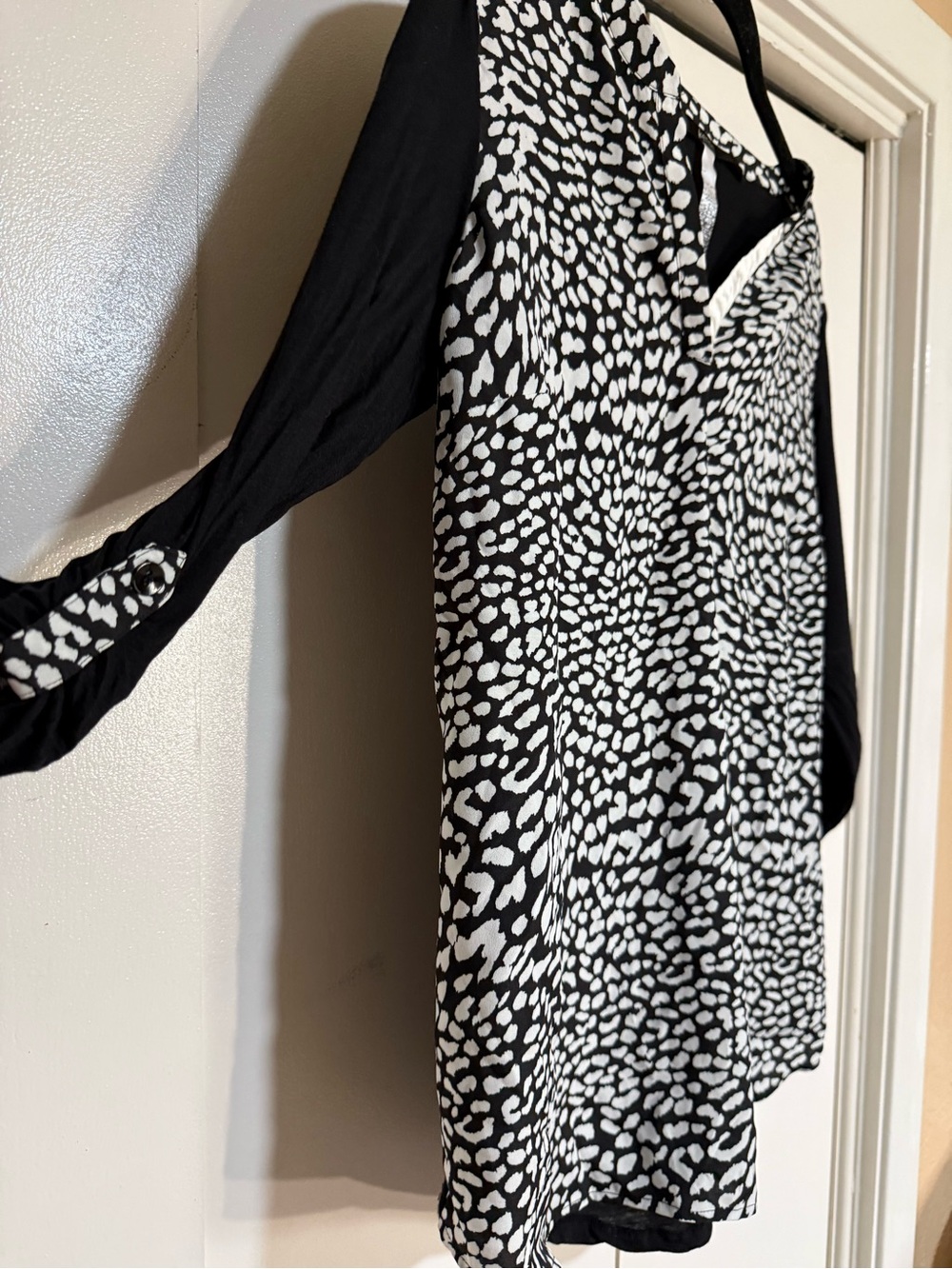 Kensie Animal Print Blouse Black White Relaxed V Neck Roll Tab 3/4 Sleeve Small - Picture 6 of 15